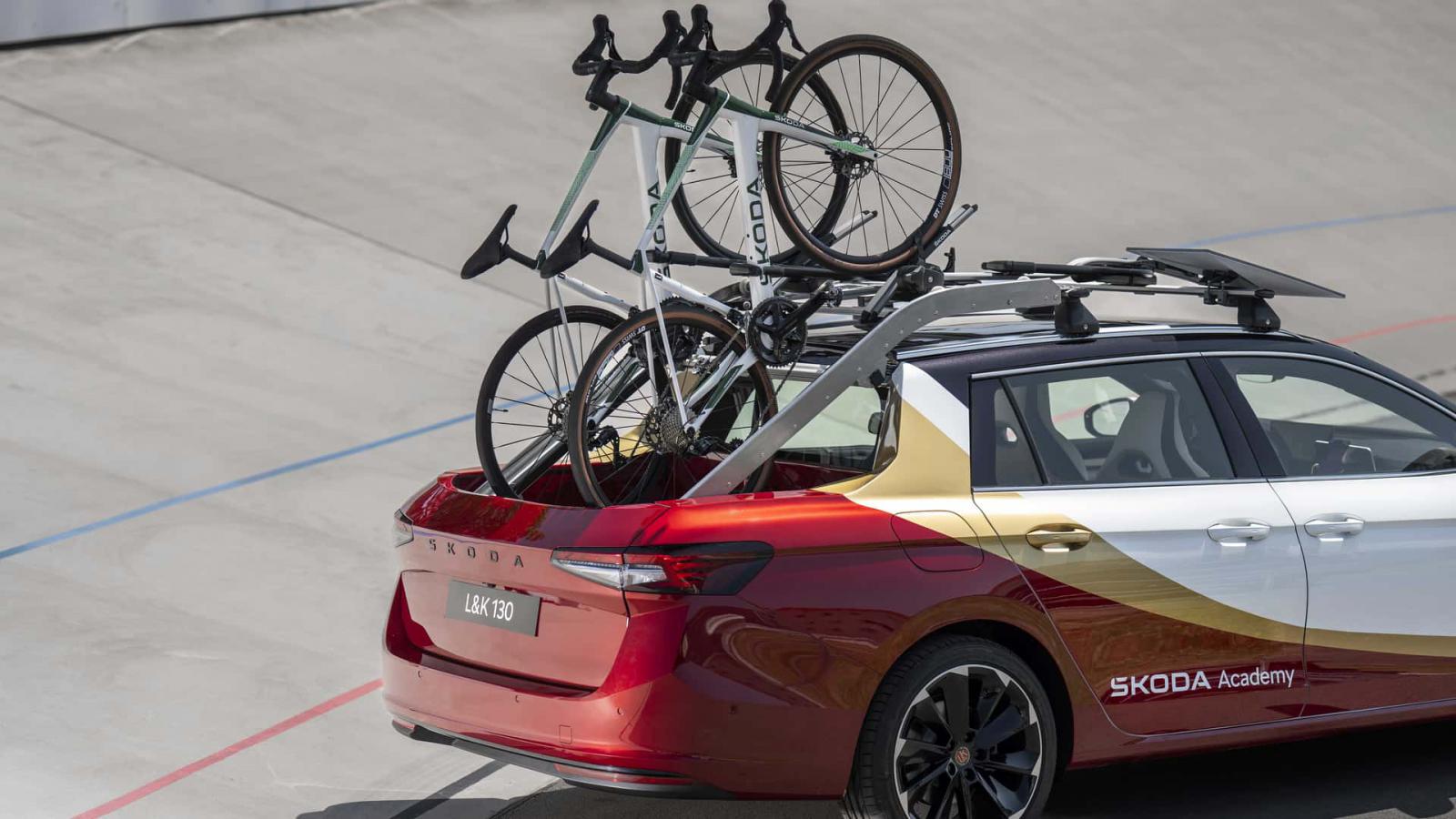 Το Skoda Superb έγινε Pick-up με περίεργη πίσω πόρτα!